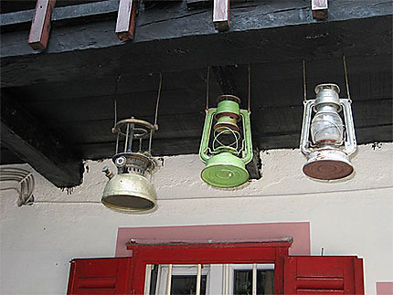 Lanternes accrochées sur la maison de la montagne