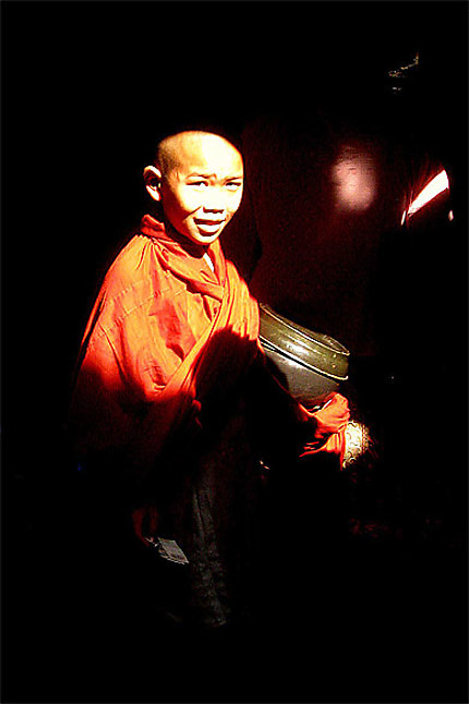 Un jeune moine dans la lumière