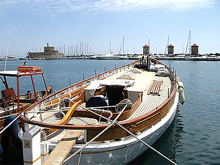 Sur le port de Rhodes