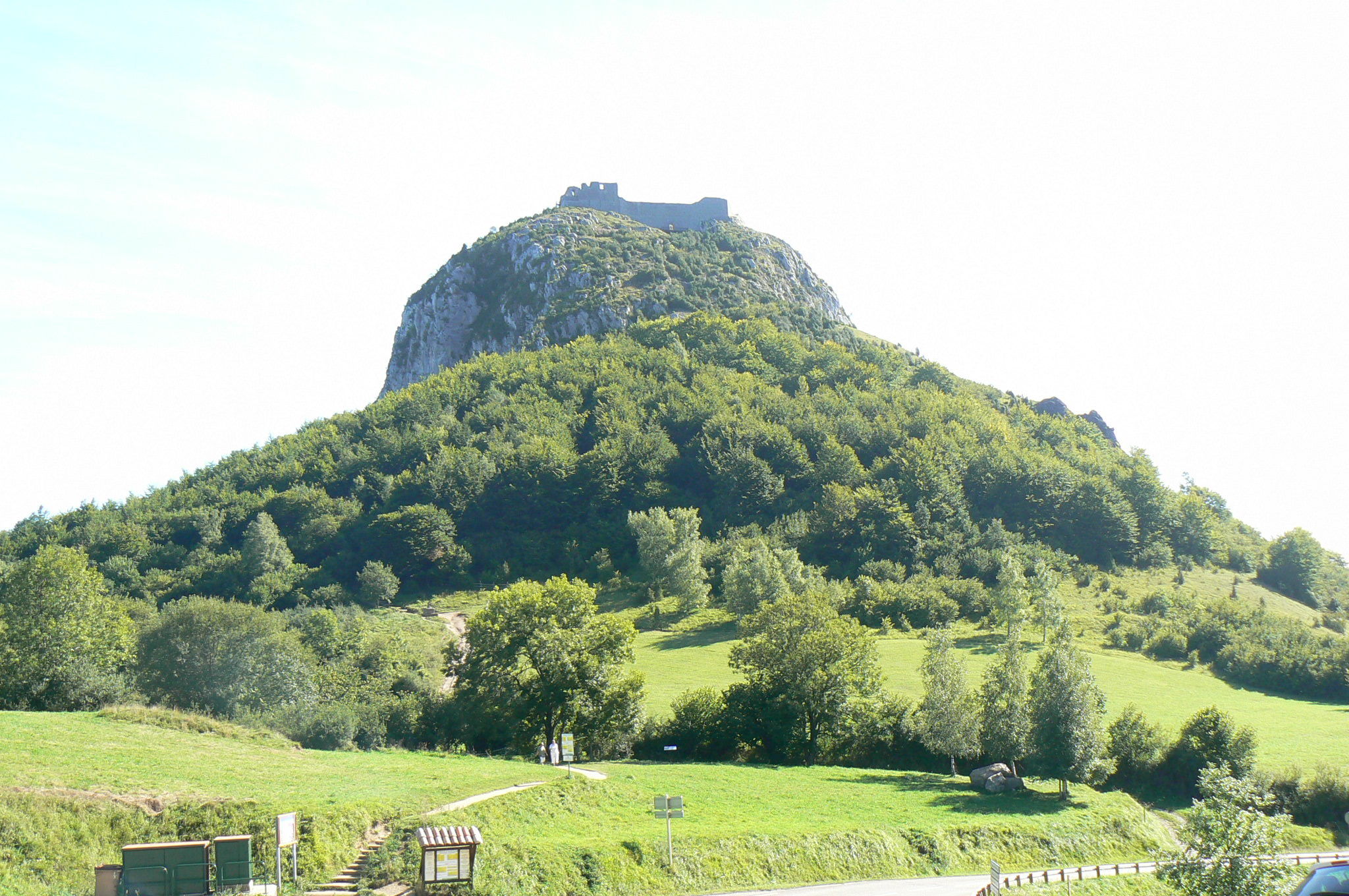 Le château de Montségur sur son pog