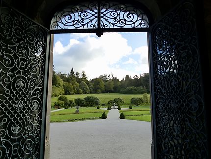 Porte ouvragée donnant sur le jardin du château 