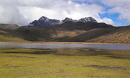 Sommet enneigé derrière la laguna Limpiopungo