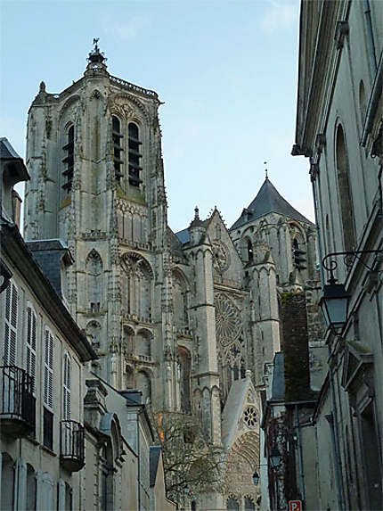 Rue et cathédrale de Bourges