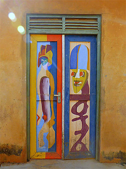 Porte peinte de Kuma Kunda