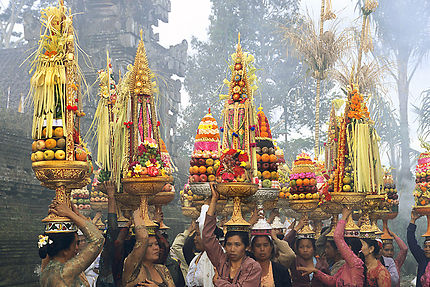 Bali, fête au temple, offrandes