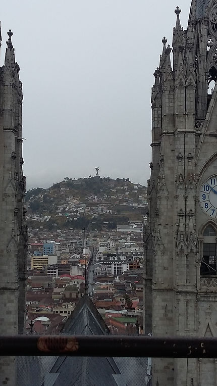 Vue de la cathédrale del Voto, Équateur