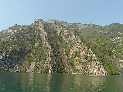 Epine dorsale (lac de Koman)