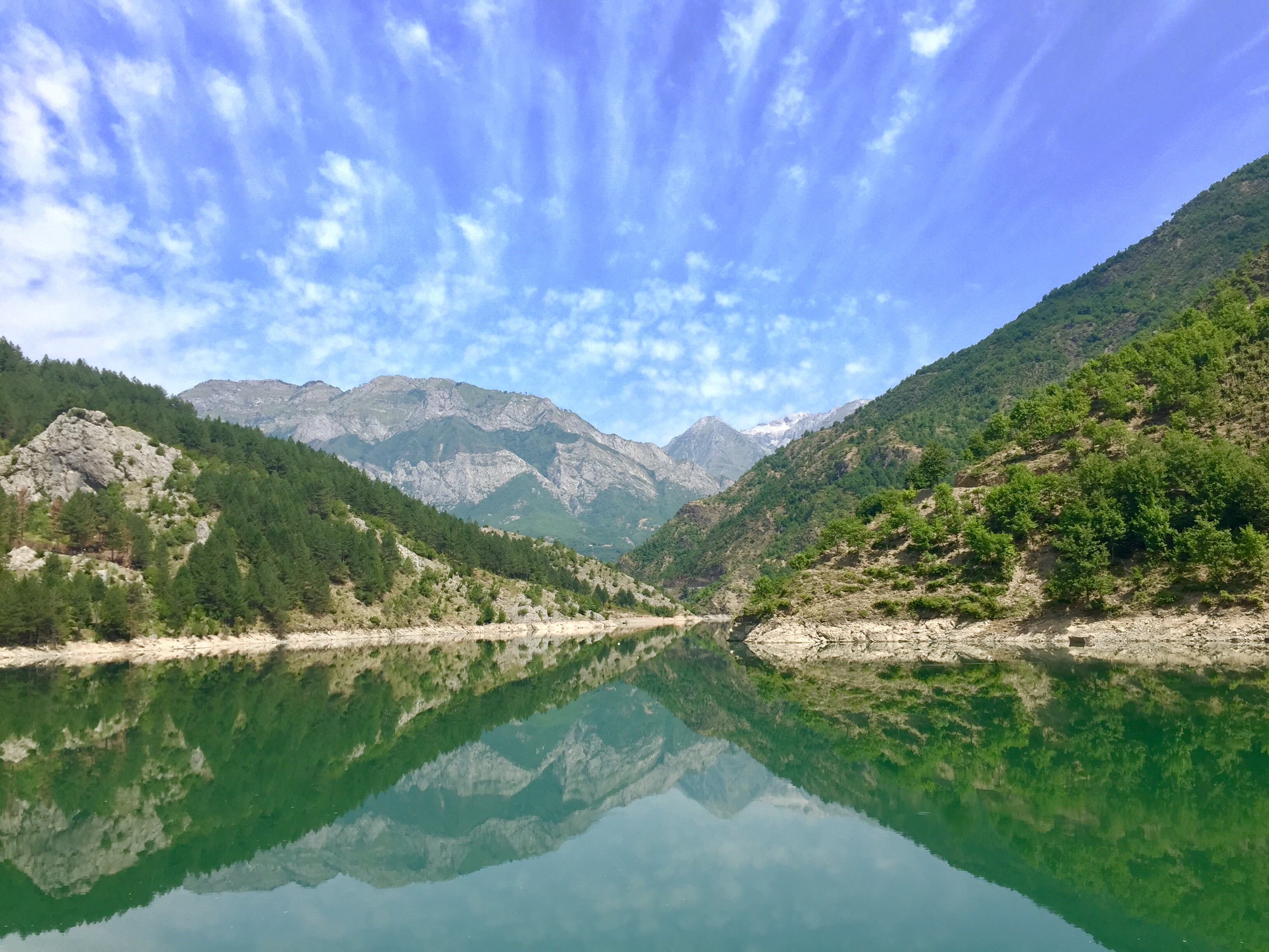 Albanie nord du pays traversée en bateau lac koman