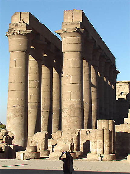 Colonnes dans le temple de Karnak