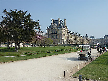 Le jardin des Tuileries devant le Louvre
