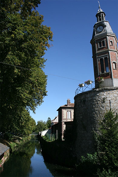 Le beffroi de Crécy-la-Chapelle Le beffroi de Crécy-la-Chapelle