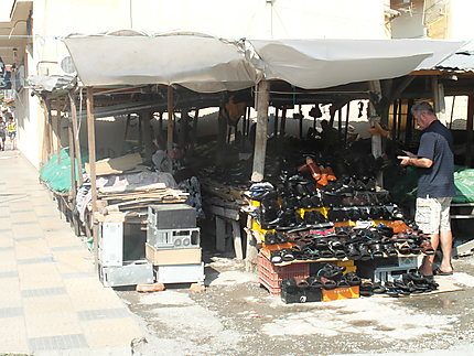 Le marché aux chaussures à Skodra