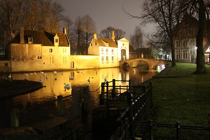 Bruges - le soir le long des canaux