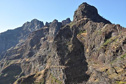 Sentier - Pico das Torres ( Massif central )