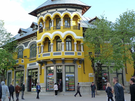 Maison jaune à Korçë