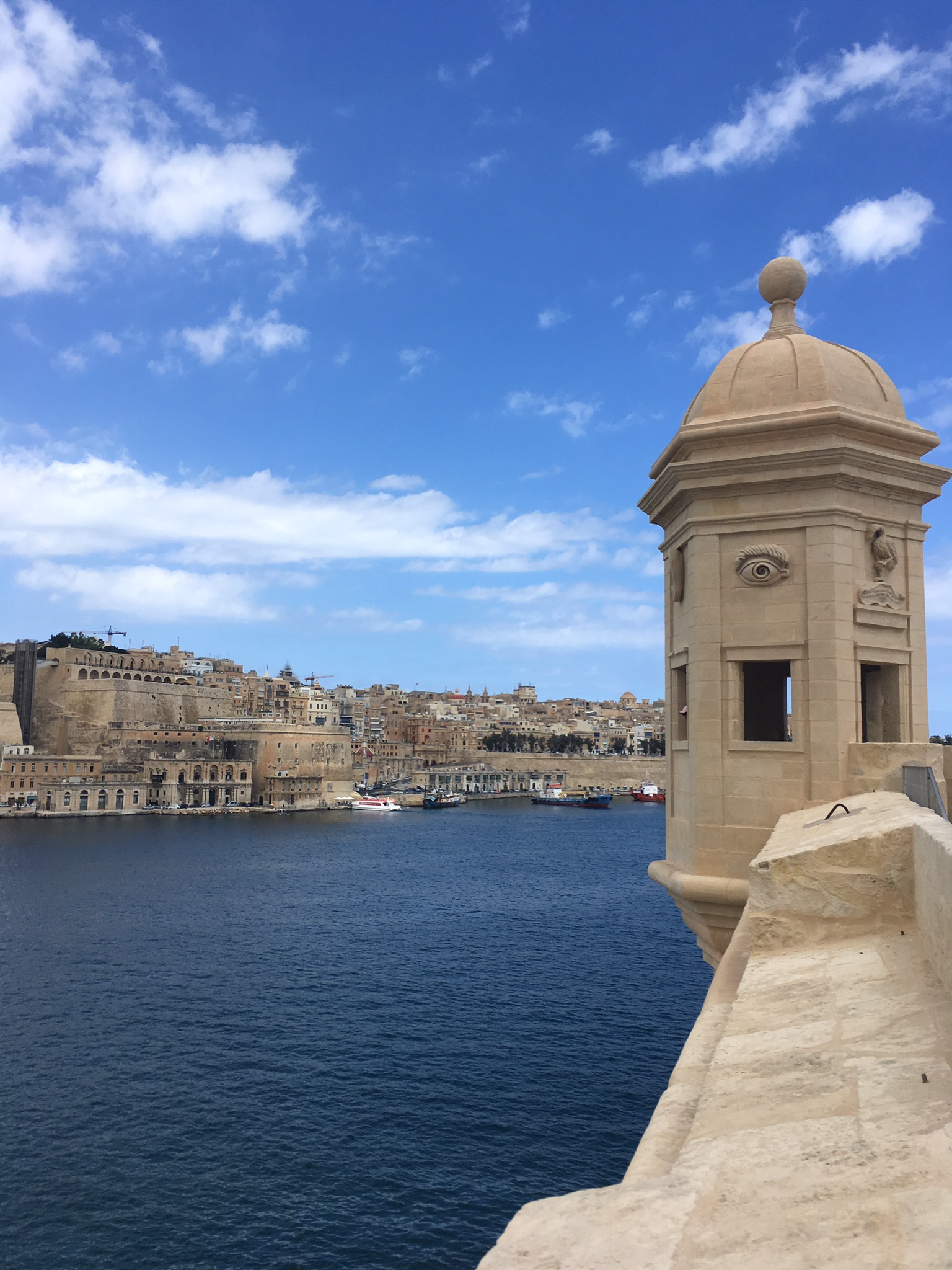 Sous son regard à Malte