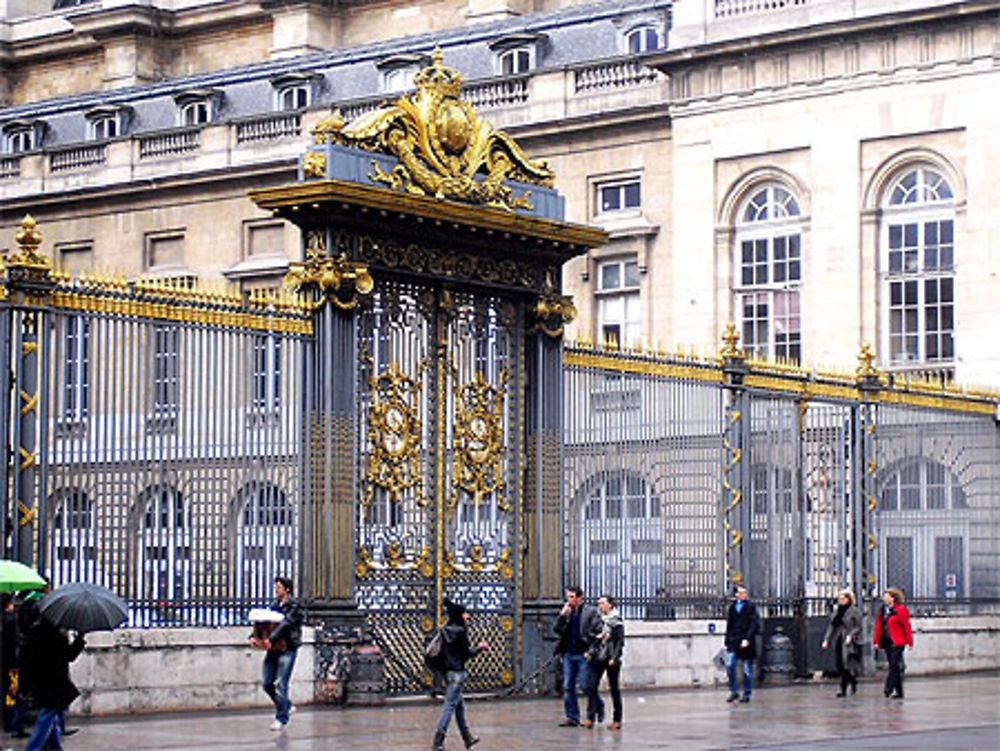 Grilles du Palais de justice Paris