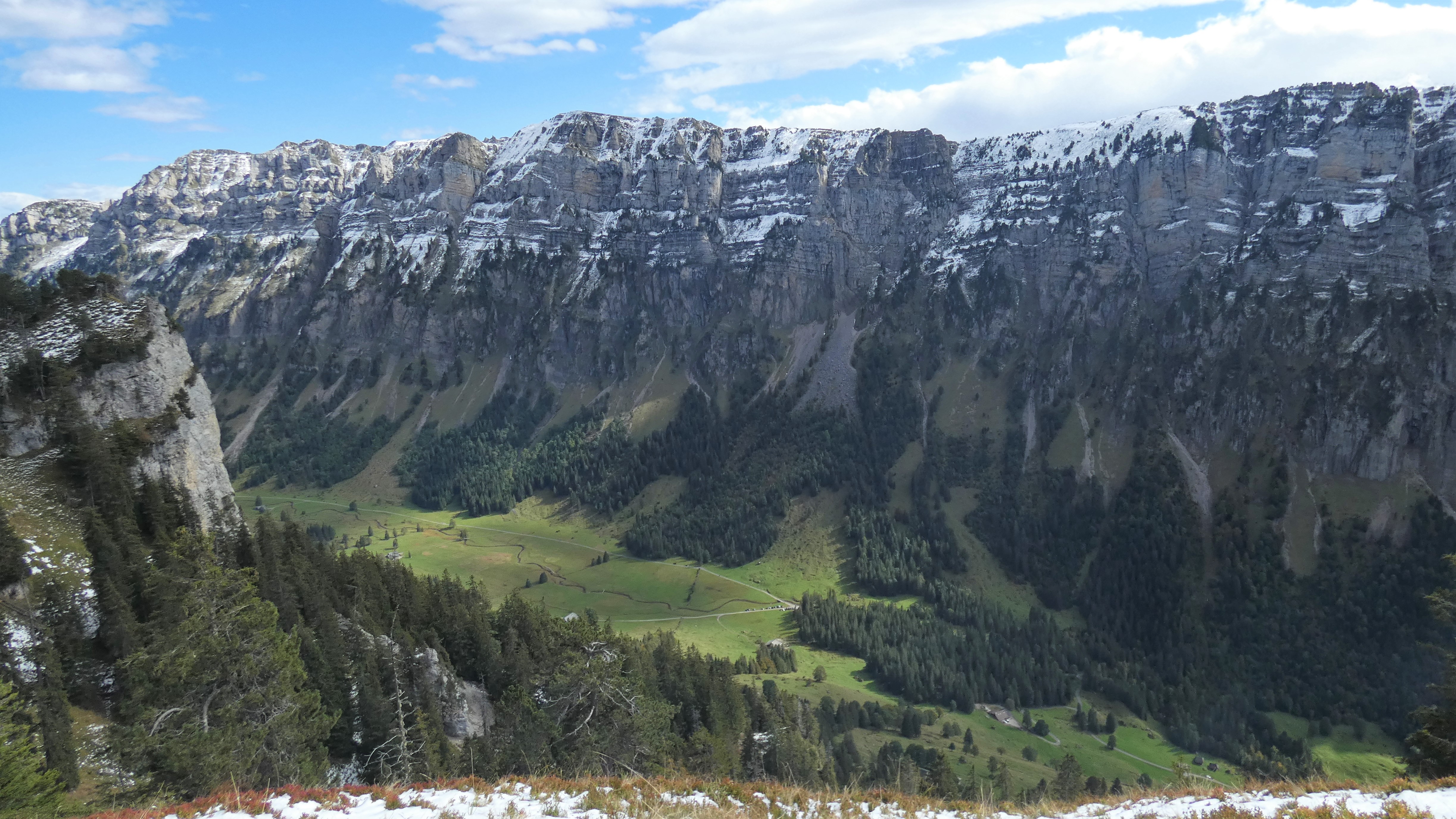 En montant au Rothorn, vue sur une belle vallée En montant au Rothorn, vue sur une belle vallée