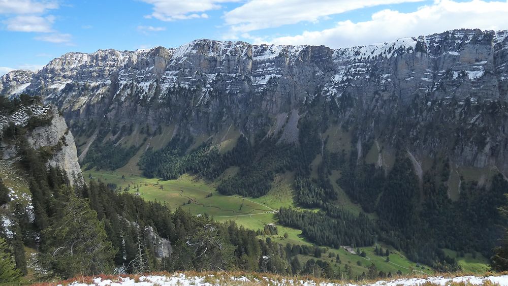 En montant au Rothorn, vue sur une belle vallée