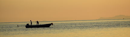 Coucher de soleil sur bateau thailandais