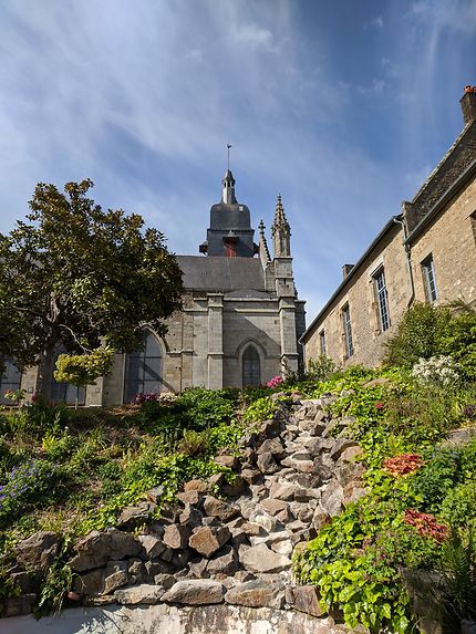 Près de l'église de Fougères