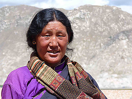 Femme tibétaine en pèlerinage au Potala