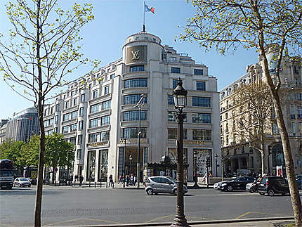 Le magasin Louis Vuitton : Champs-Élysées : 8ème arrondissement : Paris : www.semashow.com
