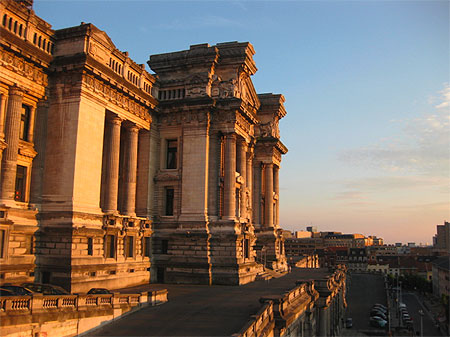 Le Palais de Justice au Couché du Soleil Le Palais de Justice au Couché du Soleil