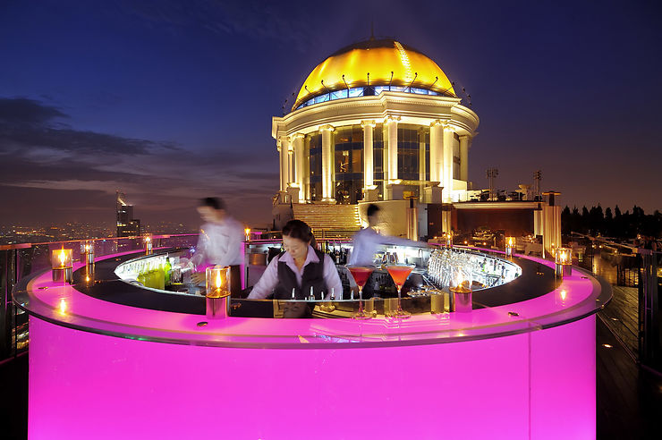 Prendre un verre sur un bar-terrasse au 60e étage, à Bangkok - Thaïlande