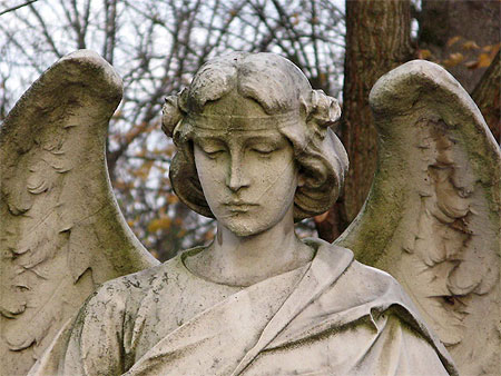 Un ange sur une tombe : Statues : Cimetières : Cimetière du Père