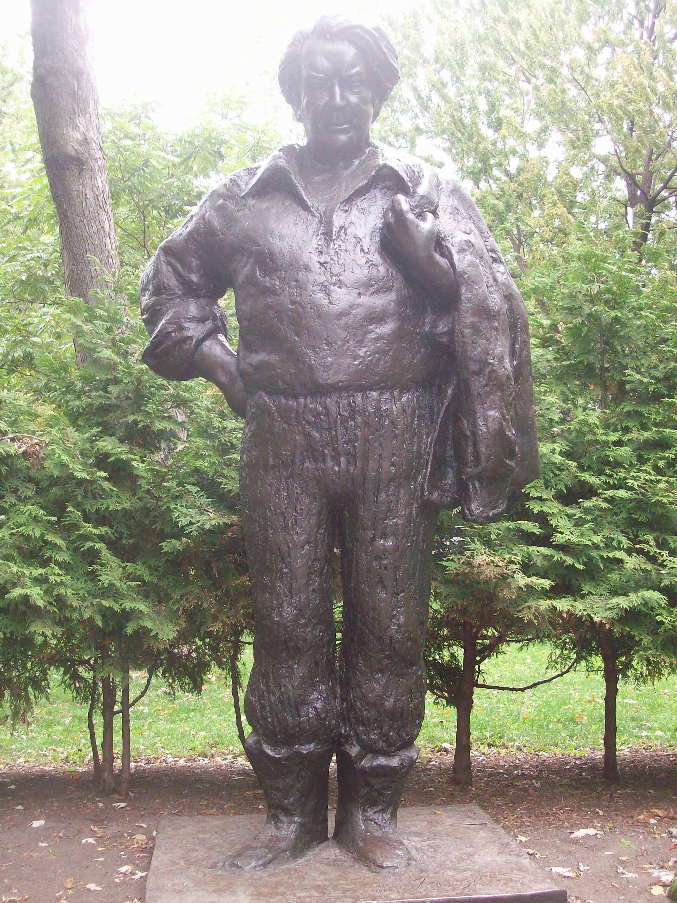 Statue Géante du Québécois Félix Leclerc