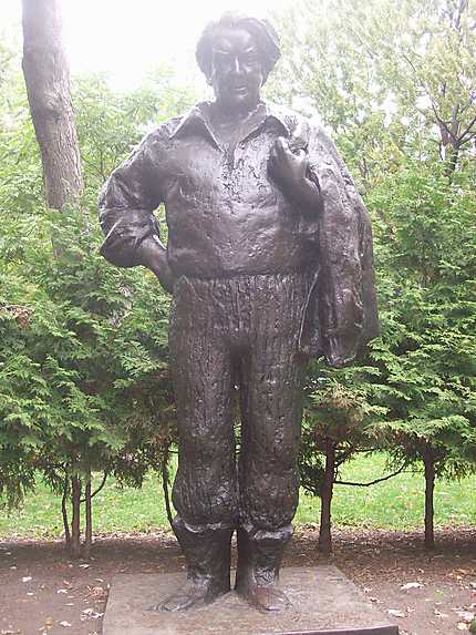 Statue Géante du Québécois Félix Leclerc