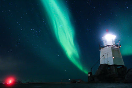 Une lueur dans la nuit Arctique en Norvège