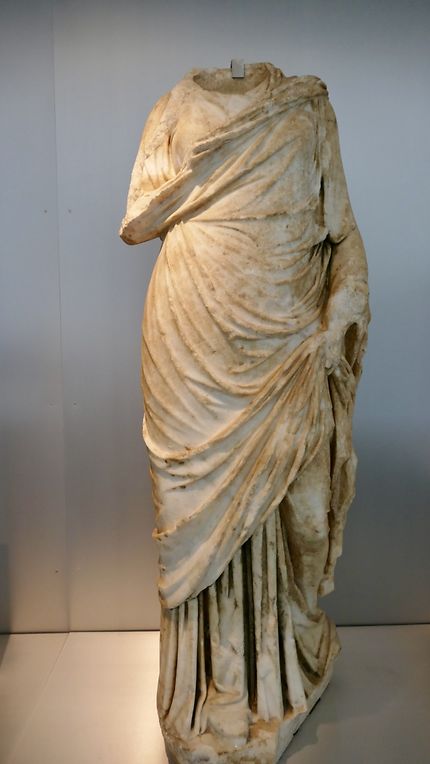 Partie d'un statue d'une dame déesse 