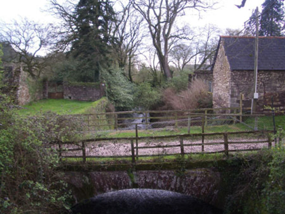 Pont entre l'étang et la chapelle