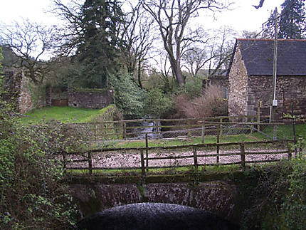 Pont entre l'étang et la chapelle