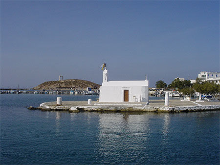 Eglise dans le port de Naxos