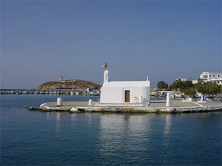 Eglise dans le port de Naxos Eglise dans le port de Naxos