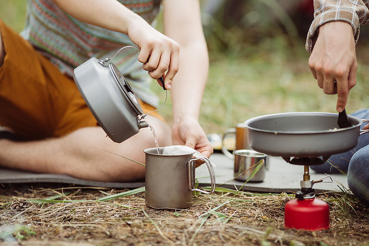 15 accessoires essentiels pour cuisiner en camping