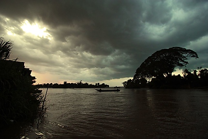 Don Det ciel sombre et bateau sur le Mekong