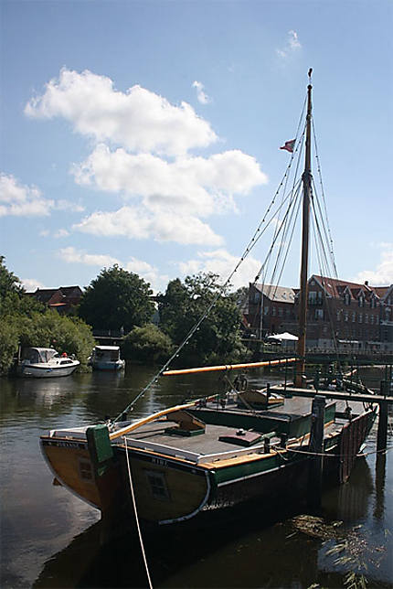 Bateau en bois sur le canal