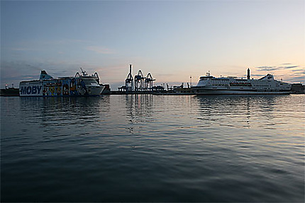 Ferry qui vient de la Sardaigne