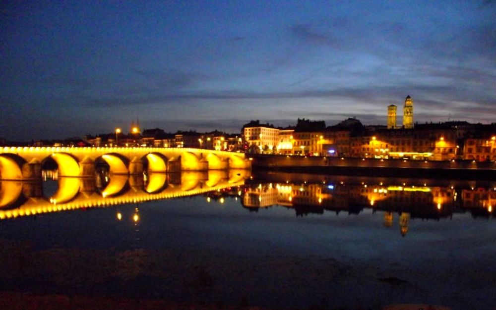 Mâcon et le pont de Saint-Laurent de nuit