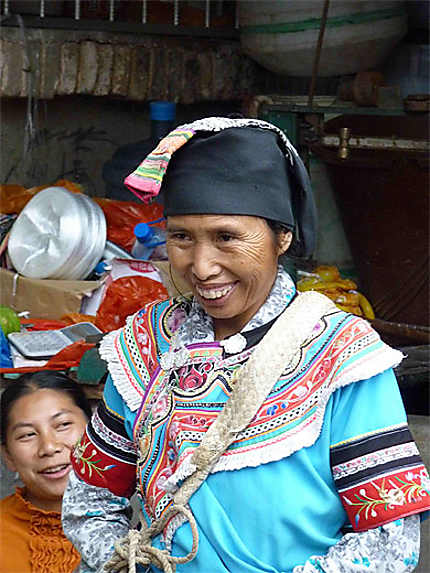 Au marché de Yuanyang - Femme en habit traditionnel
