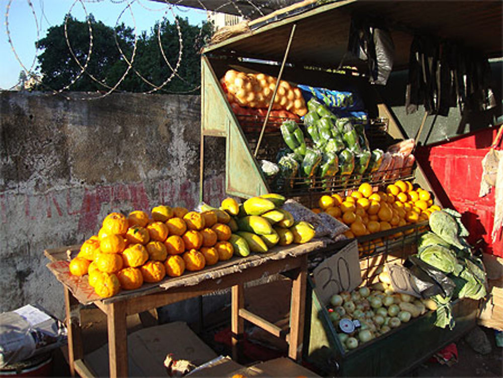 Marché dans les rues de Maputo