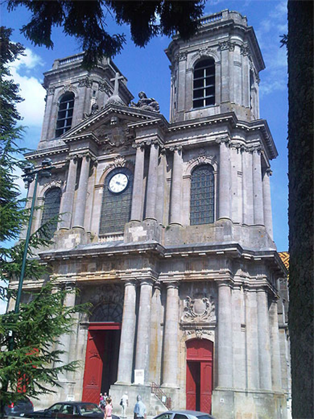 Façade de la cathédrale Saint-Mammès