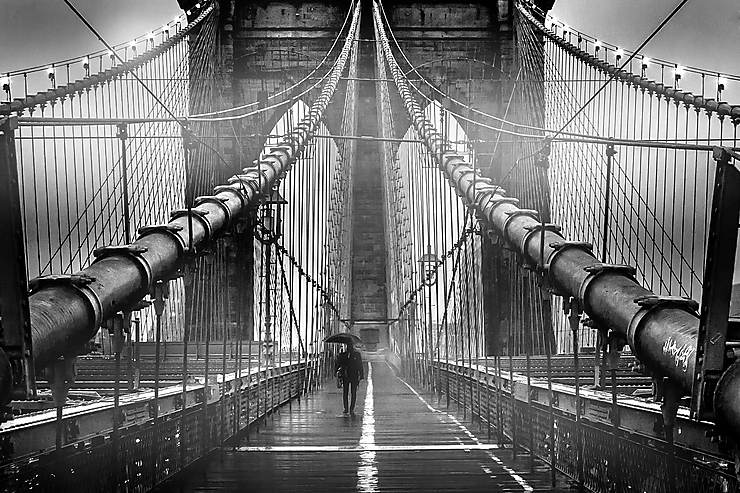 Marcheur solitaire sur le Brooklyn Bridge, New York
