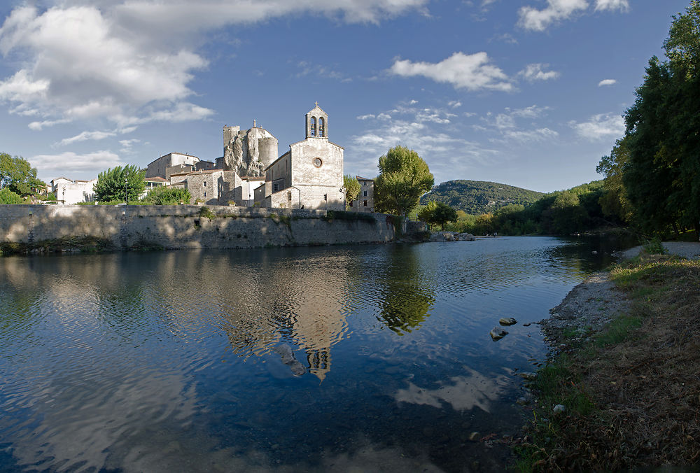 Sur les berges de l'Hérault, le village de Laroque