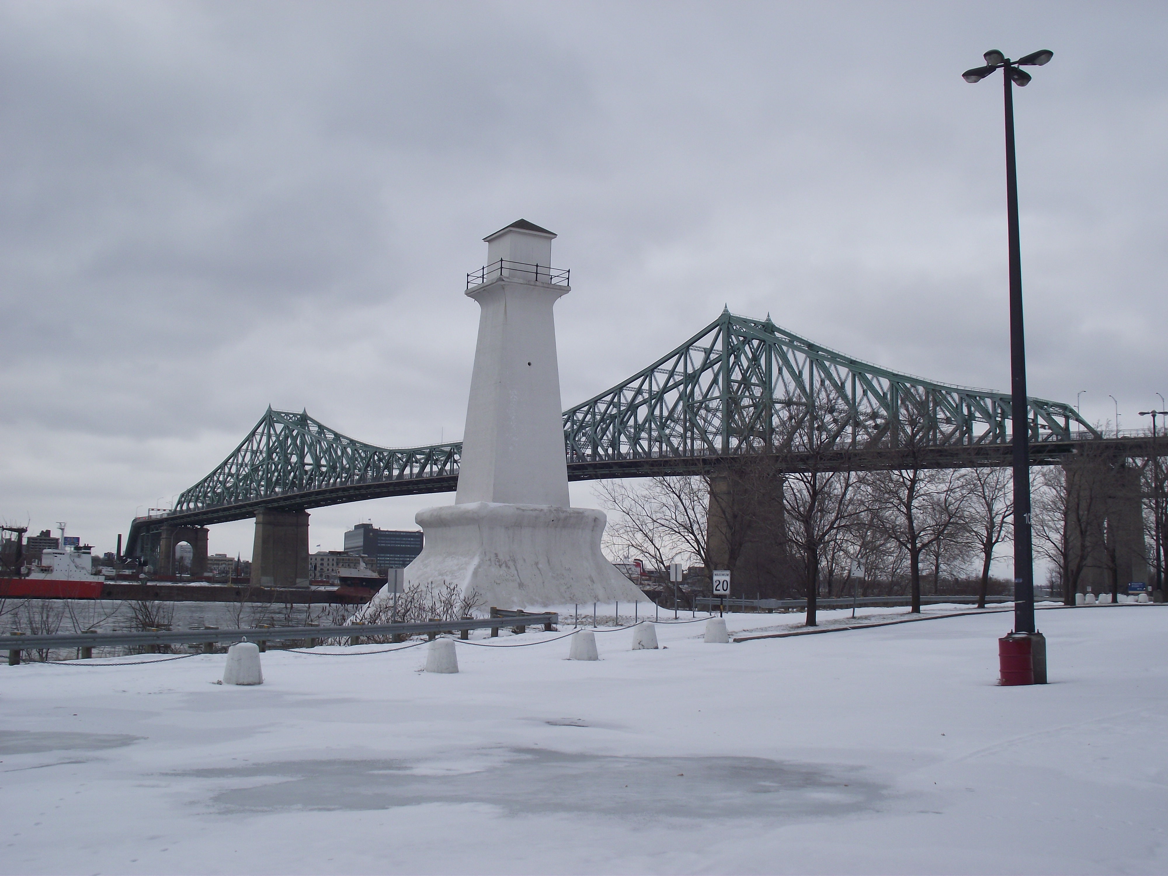 Phare et Pont Jacques-Cartier à Montréal