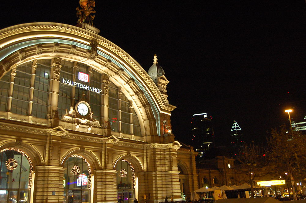 Gare centrale de Francfort et gratte-ciel